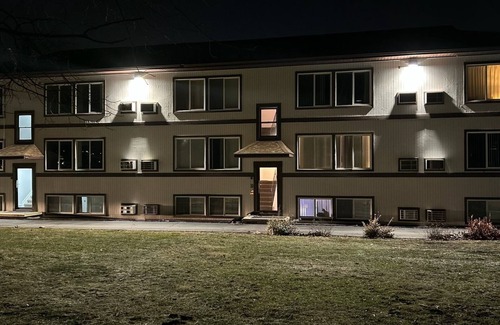 Lansing Wohnung | Urban Comfort for Medical Travelers – Laundry in Unit + Full Kitchen - #3