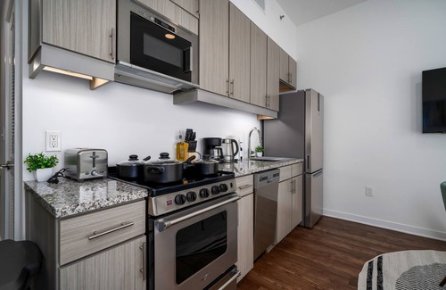 Avondale Wohnung | Urban Comfort: Studio Getaway w/ Private Balcony