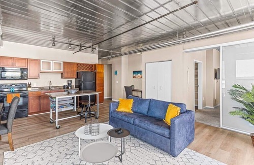 Old West Side Wohnung | Urban Condo with Balcony in Downtown Ann Arbor