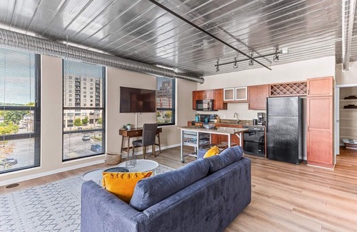 Old West Side Wohnung | Urban Condo with Balcony in Downtown Ann Arbor