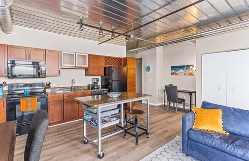 Old West Side Wohnung | Urban Condo with Balcony in Downtown Ann Arbor