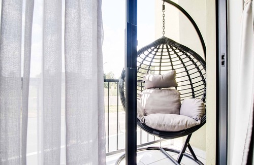 Boksburg Wohnung | Urban Oasis apartment near O.R Tambo Airport (JNB) with UPS for loadshedding