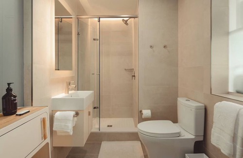 Old Fourth Ward Hotel | Urban Skyline Views | Perfect Romantic Getaway Close to Attractions & Dining