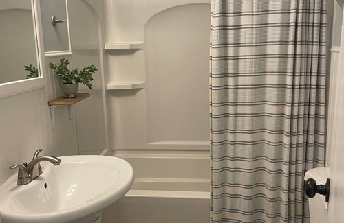 Harbert Haus | Charming 2-bdrm house with WiFi, outdoor living space , stunning nearby beaches