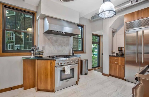 Murray Hill Haus | USNA Getaway: Heated Pool, Hot Tub, Indoor Grill!