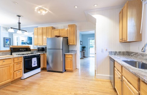 Annapolis Haus | USNA Home Steps to Stadium Dog-Friendly w Parking