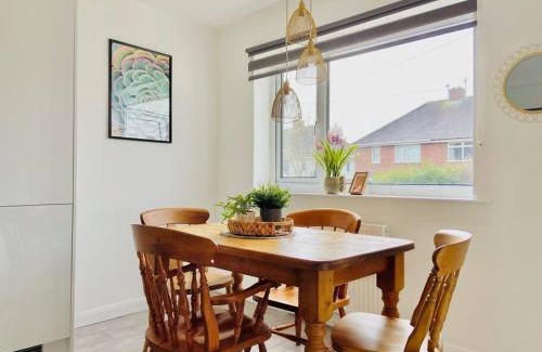 Hipperholme Haus | uSnooz - Cosy house, 2 bed, parking