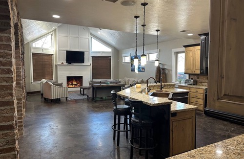 Payson Haus | Utah Wedding, Reunion, Large Family, Pool/Hot Tub, Skiing, BYU/UVU, Sports Lodge