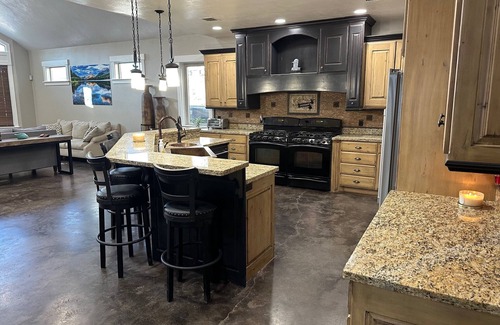 Payson Haus | Utah Wedding, Reunion, Large Family, Pool/Hot Tub, Skiing, BYU/UVU, Sports Lodge