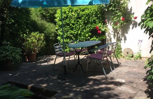 Menotey Wohnung | Ferienwohnung, 60m2, Natursteinterrasse bei Dole, ebenerdiger Zugang möglich.