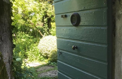 Menotey Wohnung | Ferienwohnung, 60m2, Natursteinterrasse bei Dole, ebenerdiger Zugang möglich.