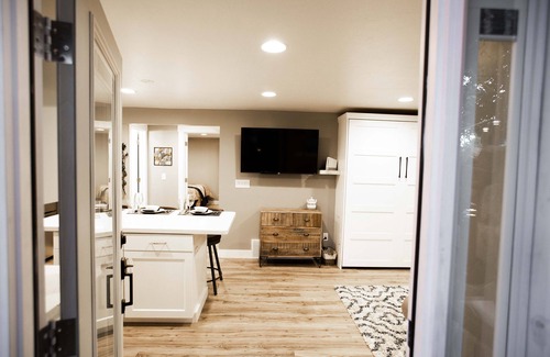 Sandy Wohnung | Vacation Bliss! Skifahrertraum! Überdachter Whirlpool / Spa, Feuerstelle, Bergblick.