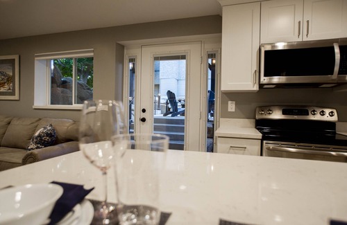 Sandy Wohnung | Vacation Bliss! Skifahrertraum! Überdachter Whirlpool / Spa, Feuerstelle, Bergblick.