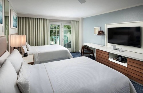South Sound Haus | Vacation Day Is Always A Great Idea! w/ Outdoor Pool, Free Onsite Parking