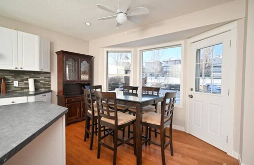 Southwest Calgary Haus | Vacation Home Close To Spruce Meadows