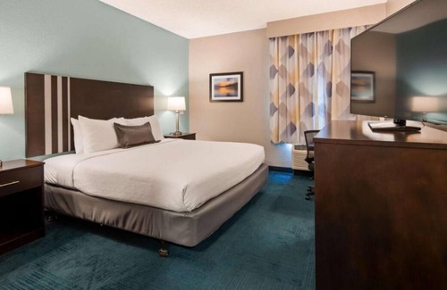 Blaine Haus | Vacation is Calling! Free Breakfast, Free Parking, Indoor Pool, Close to Oglebay