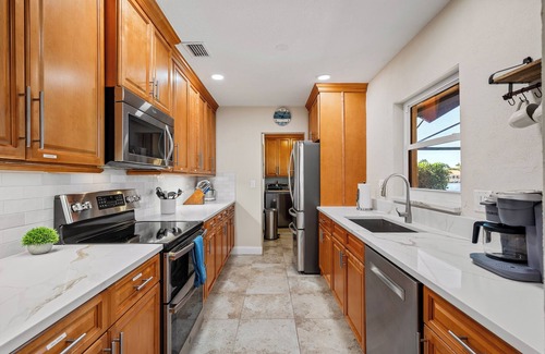 Tropic Palms Haus | Summer Special/SW Pool water view/ Fast Wi-Fi/ King master bed/close to beaches.