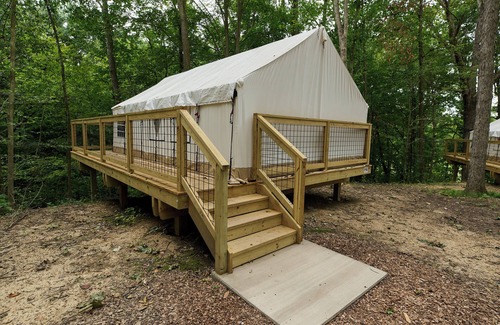 Cuyahoga Falls Wohnmobilvermietung | Valley Overlook, Peninsula, Ohio - Glamping Tent P7
