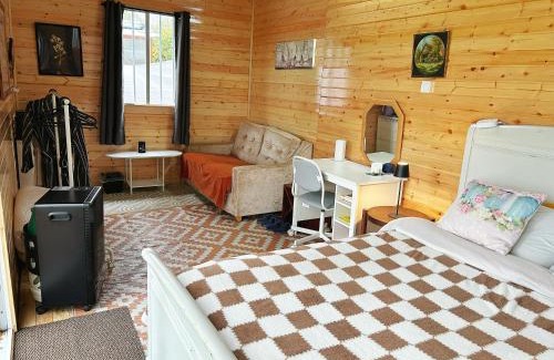 Ahascragh Sonstige | Valley view cabin in the woods on a farm