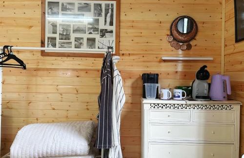 Ahascragh Sonstige | Valley view cabin in the woods on a farm