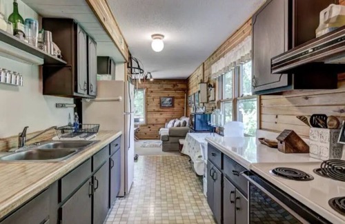 Mikana Kabine | Van Reed Island - Including Resort Access!