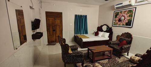 Kalapettai Haus | VARSHA PALACE, Near Rock Beach and Manakula Vinayagar Temple, White Town, Pondicherry