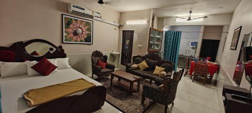 Kalapettai Haus | VARSHA PALACE, Near Rock Beach and Manakula Vinayagar Temple, White Town, Pondicherry