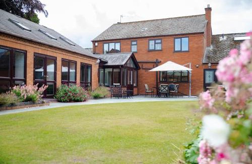 Kington Haus | Vast, Elegant Home with Indoor Pool & Sauna near Popular Golf Course