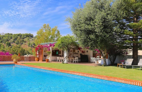 Malaga-Este Wohnung | VILLA CLAVERO 4 PAX private apartment, 2 bedrooms, pool, WiFi, parking, garden