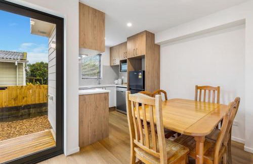Mangere Haus | Ventura Escape Townhouse with Parking and Patio