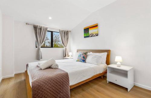 Mangere Haus | Ventura Escape Townhouse with Parking and Patio