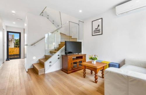Mangere Haus | Ventura Escape Townhouse with Parking and Patio