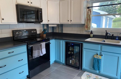 Leesburg Hütte | Very cute lakefront cottage. This little gem is just the getaway everyone needs!