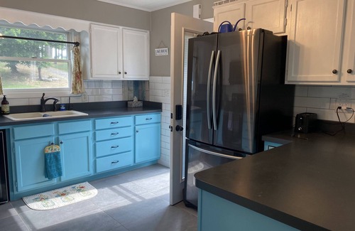 Leesburg Hütte | Very cute lakefront cottage. This little gem is just the getaway everyone needs!