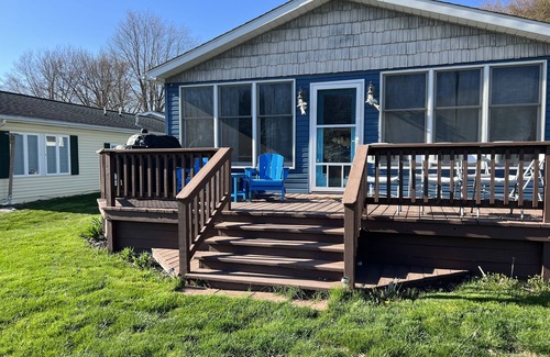 Leesburg Hütte | Very cute lakefront cottage. This little gem is just the getaway everyone needs!