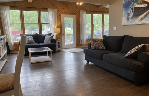 Leesburg Hütte | Very cute lakefront cottage. This little gem is just the getaway everyone needs!