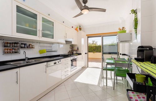 Armacao de Pera Wohnung | Very nice apartment with all comforts, south-facing terrace, sea view, swimming pool, beach on foot.