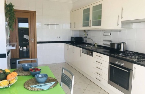 Armacao de Pera Wohnung | Very nice apartment with all comforts, south-facing terrace, sea view, swimming pool, beach on foot.