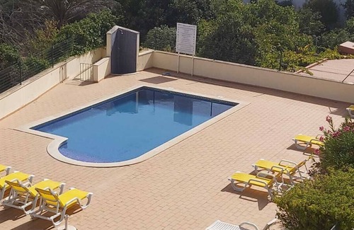 Armacao de Pera Wohnung | Very nice apartment with all comforts, south-facing terrace, sea view, swimming pool, beach on foot.