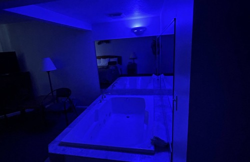 Lyons Hotel | VIBE INN - WHIRLPOOL SUITES