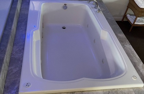 Lyons Hotel | VIBE INN - WHIRLPOOL SUITES