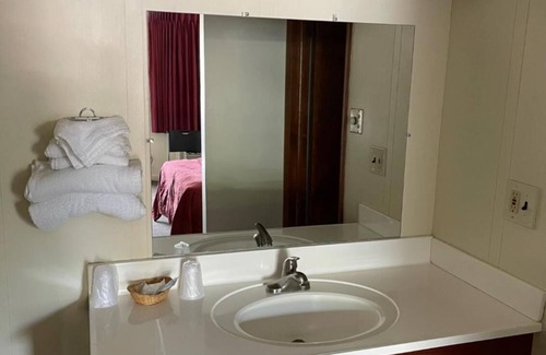 Lyons Hotel | VIBE INN - WHIRLPOOL SUITES