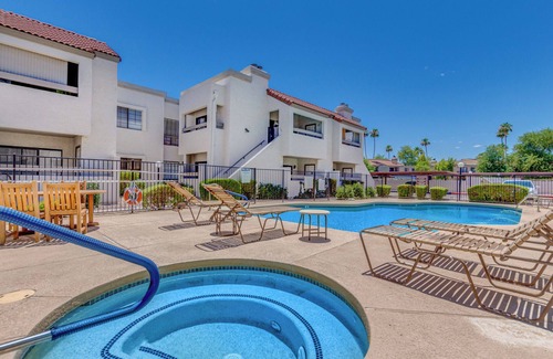 South Scottsdale Eigentumswohnung | Vibrant 1BR Condo w/Patio, Pool, & Parking