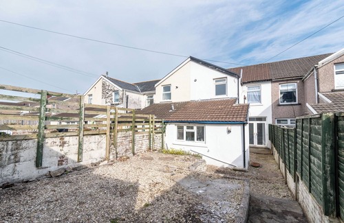 Beddau Haus | Vibrant 3-Bed Home With Netflix and Large Diner Near Retail and National Parks