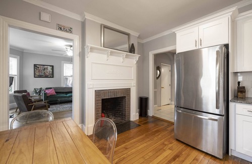 Parkside Wohnung | Vibrant and stylish pet-friendly 2 BR apt w/king bed, downtown w/parking!