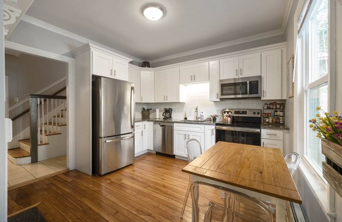 Parkside Wohnung | Vibrant and stylish pet-friendly 2 BR apt w/king bed, downtown w/parking!