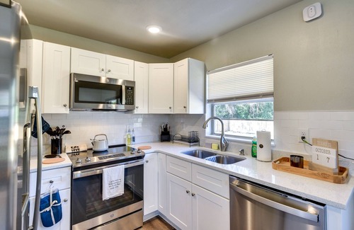 DeLand Haus | Vibrant DeLand House Near Stetson University!