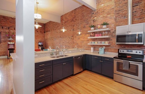 Central Business District Wohnung | Vibrant Downtown Luxury Loft 13-Ft Ceilings