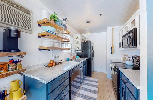 Polson Eigentumswohnung | Vibrant retreat with furnished patio - across the street from Flathead Lake