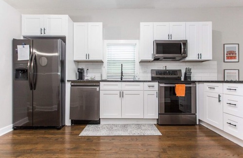 Riverview Haus | Vibrant Strawberry Hill * Walk to BBQ * Long Stays